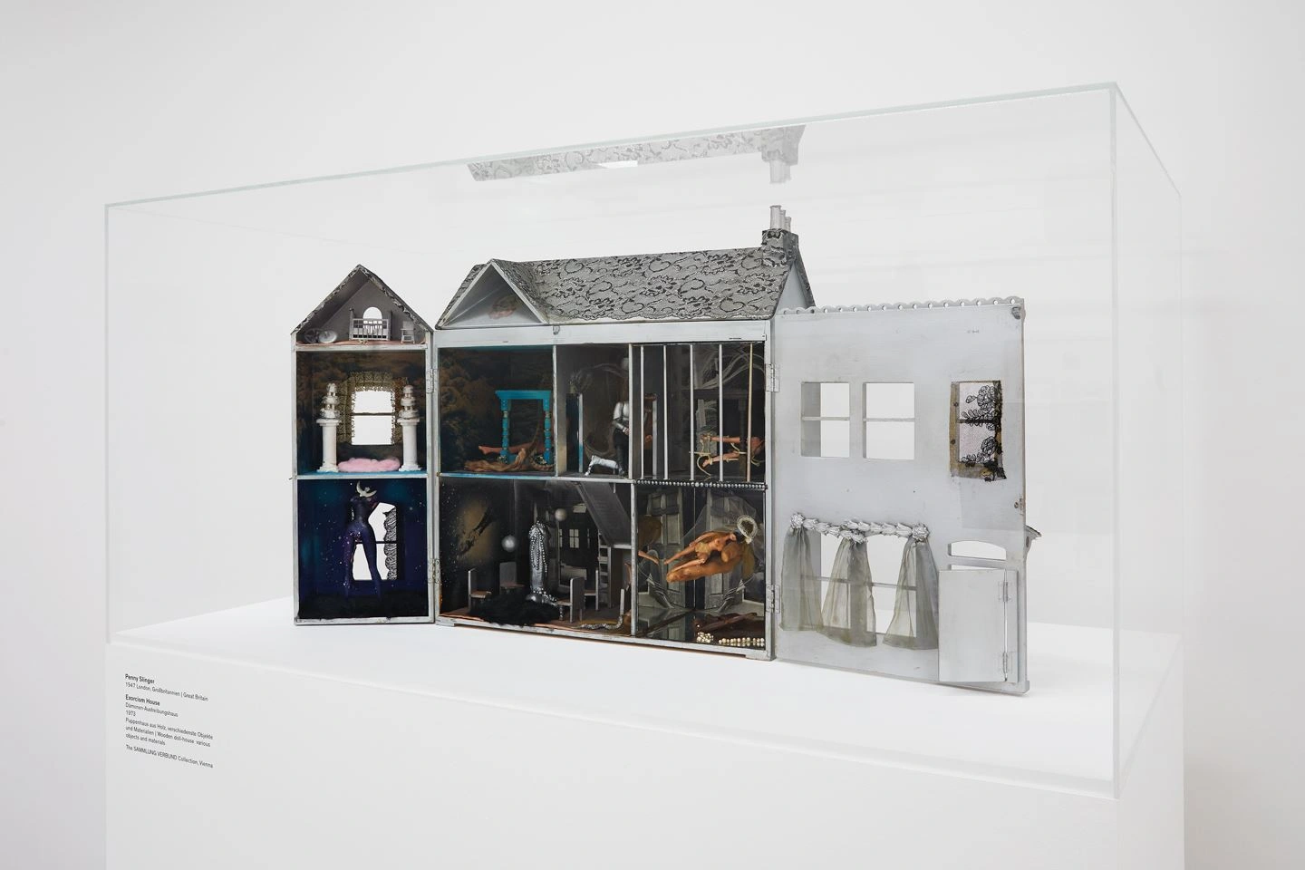 You can see a glass display case with a model house where you can see the individual rooms.