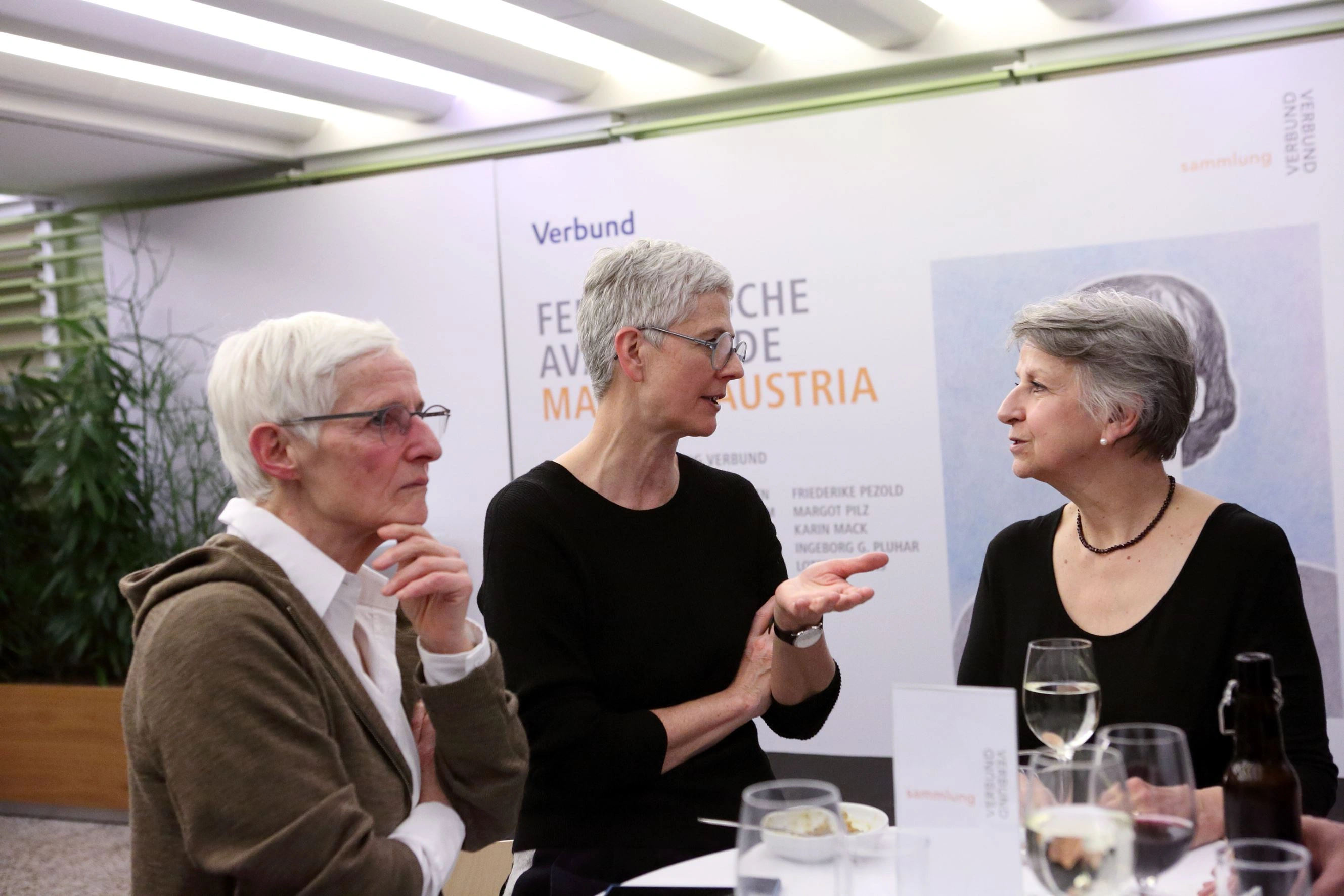 Drei Besucherinnen der Pressenkonferenz befinden sich ein einem angeregten Gespräch.