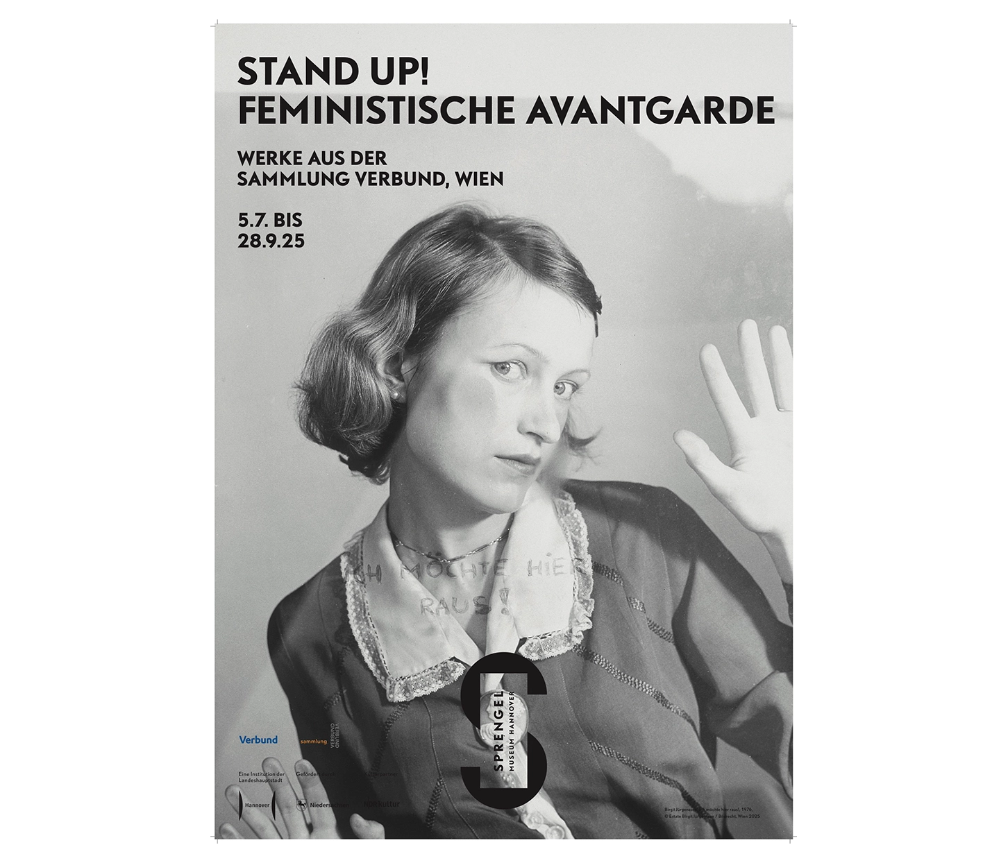 Wir sehend das Plakat der Ausstellung STAND UP in Hannover. Diese zeigt Werke aus der SAMMLUNG VERBUND vom 5. Juli bis 28. September 2025.