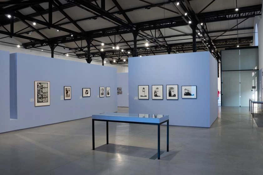 Das Bild zeigt einen Teil der Feministischen Avantgarde-Ausstellung in Arles. Die Ausstellungflächen sind in Blau- und Violetttönen gehalten, die einen schönen Kontrast zu den Kunstwerken schaffen, die meinst in schwarz / weiß gehalten sind.