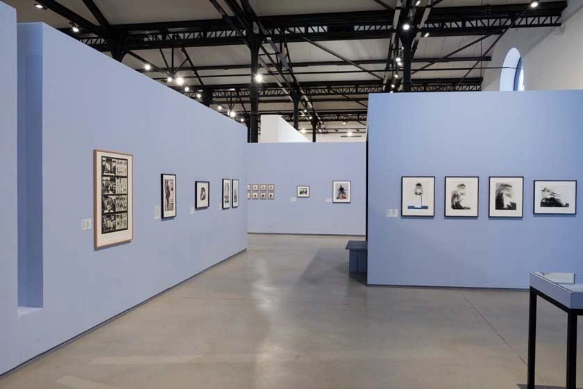 Das Bild zeigt einen Teil der Feministischen Avantgarde-Ausstellung in Arles. Die Ausstellungflächen sind in Blau- und Violetttönen gehalten, die einen schönen Kontrast zu den Kunstwerken schaffen, die meinst in schwarz / weiß gehalten sind.