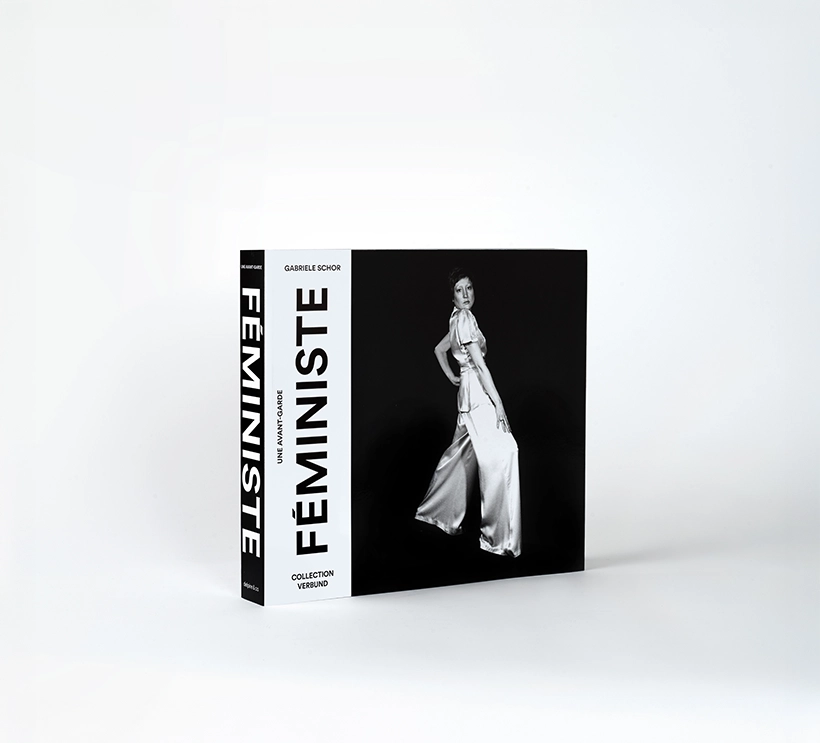 Der Ausstellungskatalog Féministe ist in schwarzen und weißen Tönen gehalten. Im Zentrum ist eine Fotografie einer Künstlerin vor einen schwarzen Hintergrund. Sie selbst trägt weiß und blickt über ihre Schulter in die Kamera.